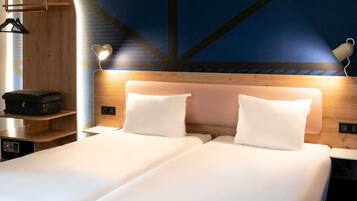 Habitación estándar, 2 camas individuales | Minibar, caja de seguridad en la habitación y escritorio