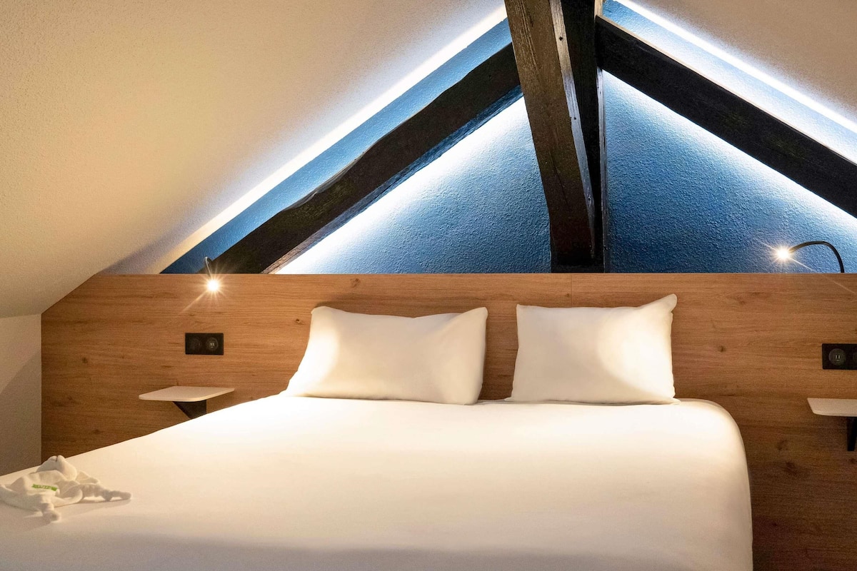 Minibar, caja de seguridad en la habitación y escritorio