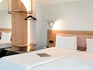 Minibar, caja de seguridad en la habitación y escritorio 