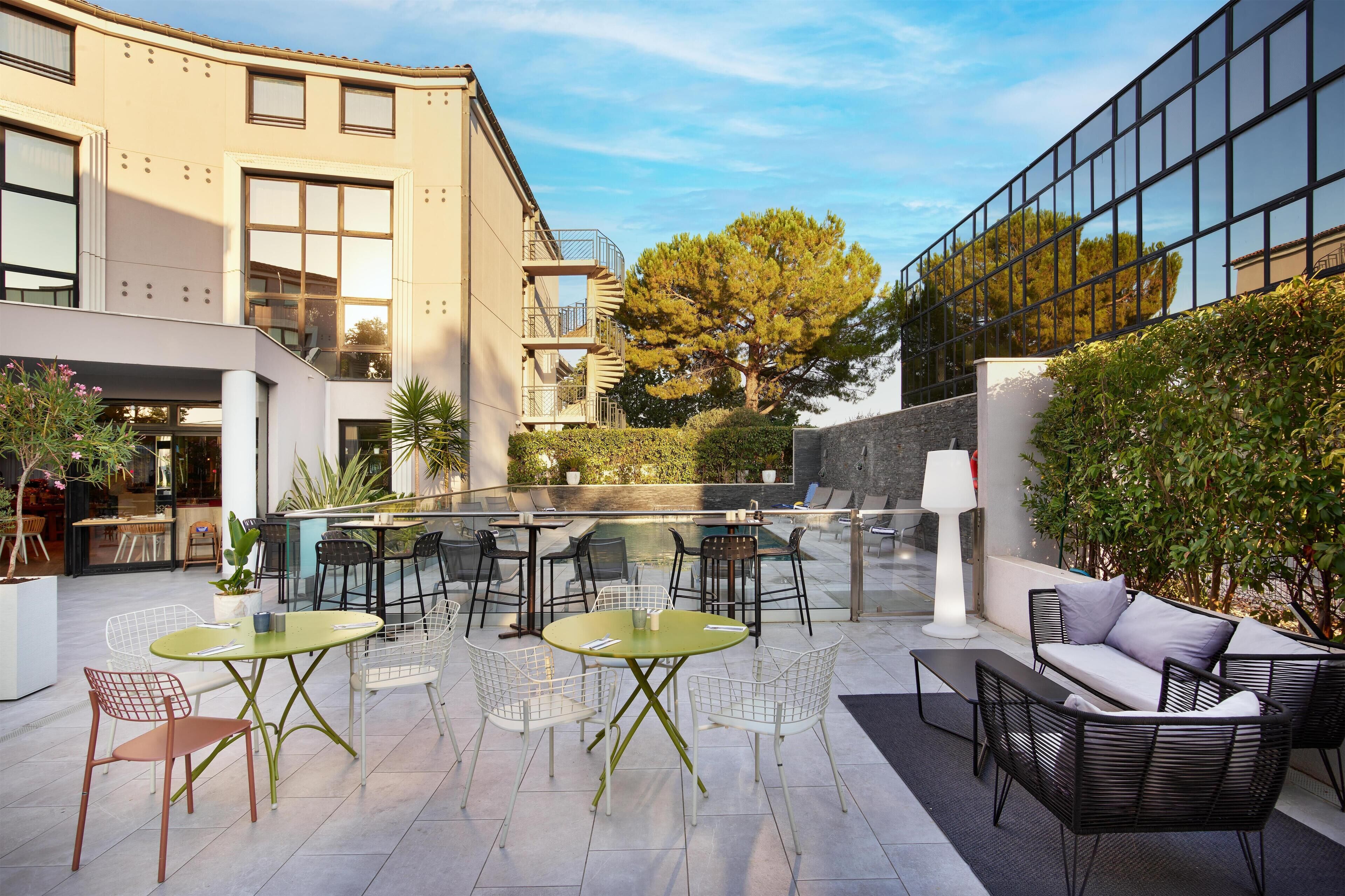 Una piscina al aire libre de temporada