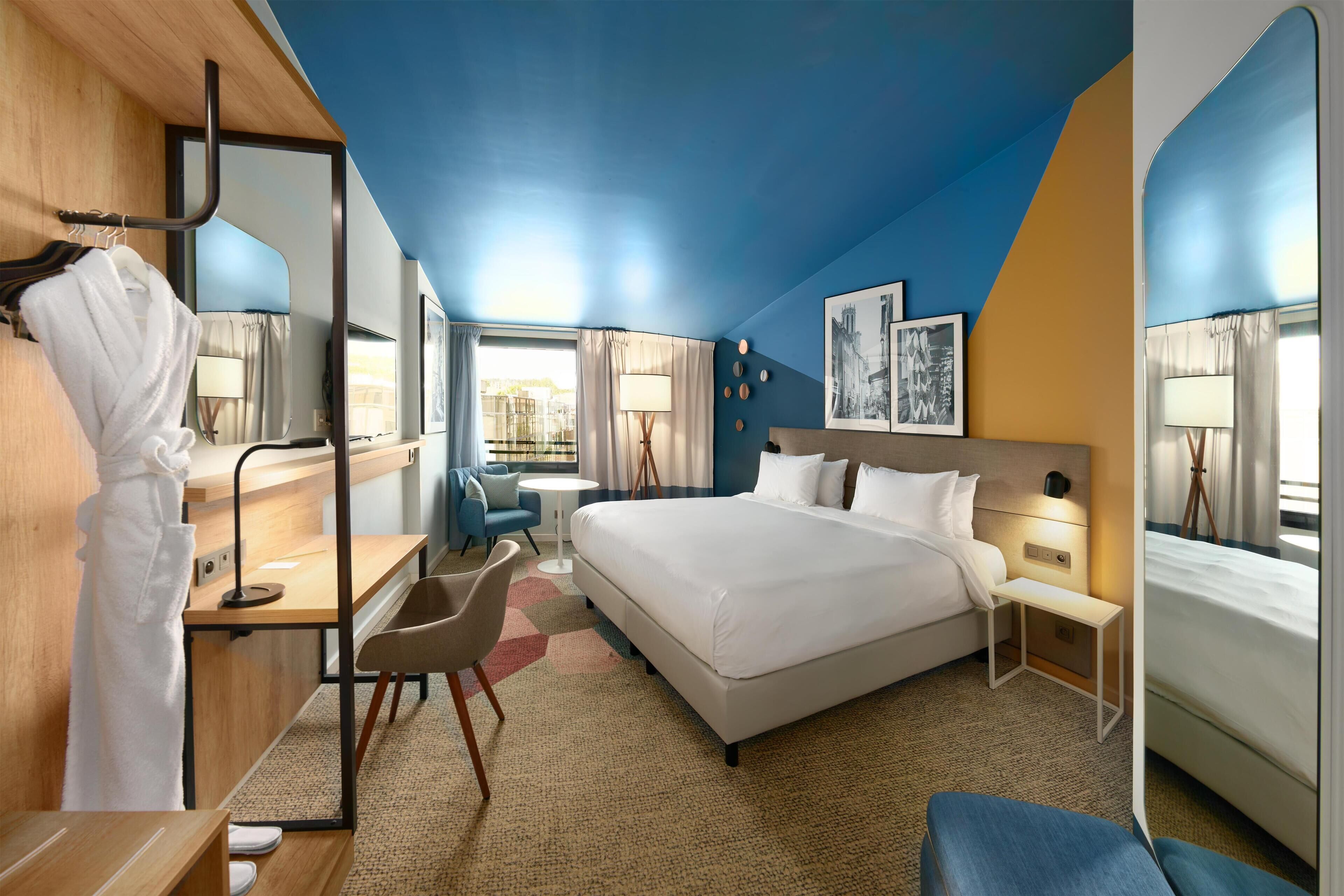 Premium Room | Premium bedding, in-room safe, desk, laptop workspace