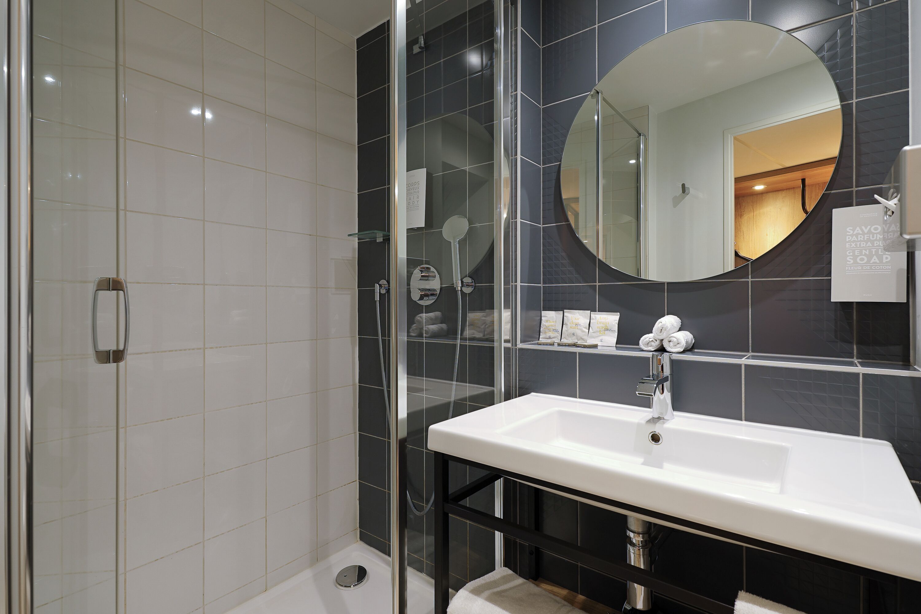 combined shower/bathtub, eco-friendly toiletries, hair dryer, slippers