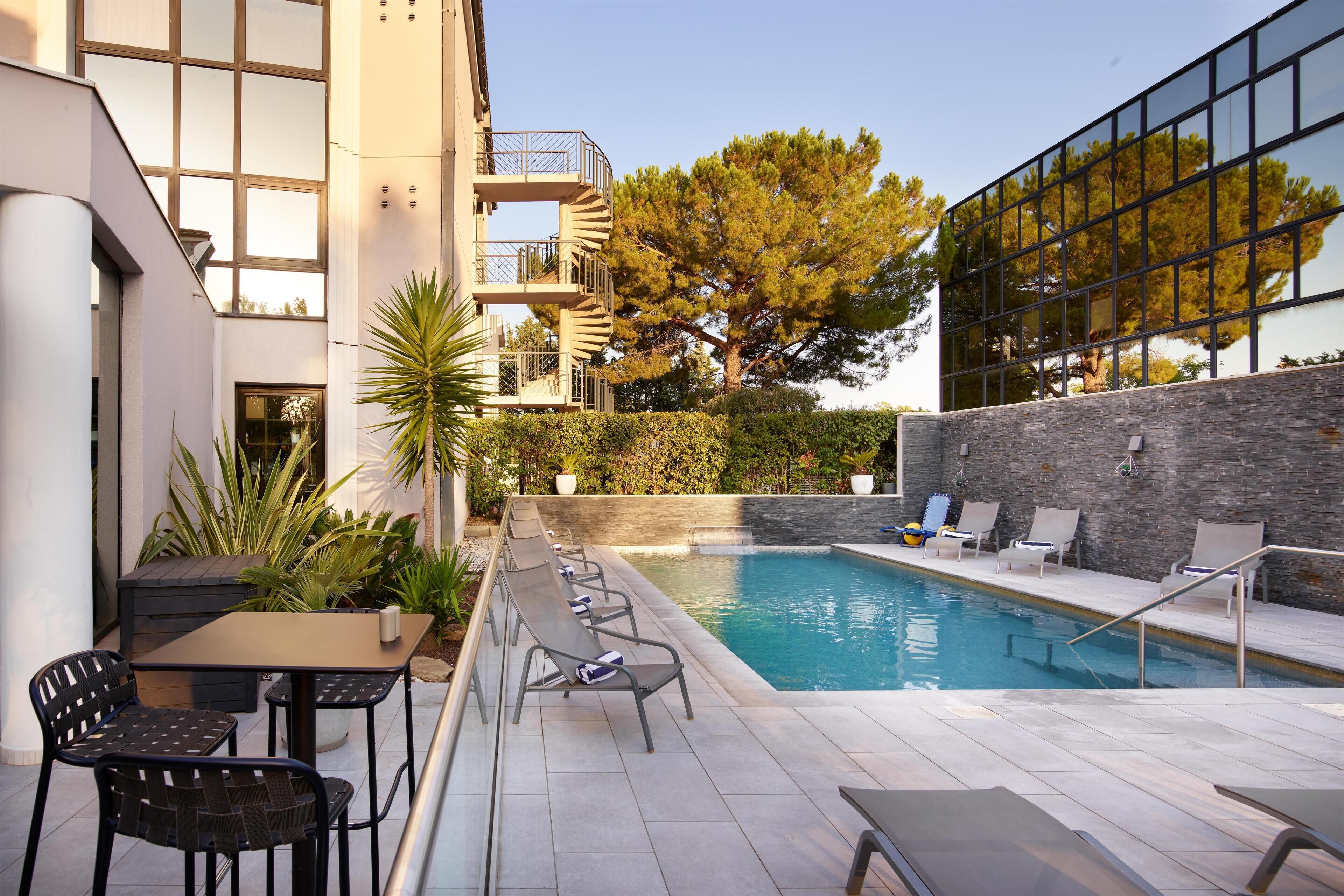 Una piscina al aire libre de temporada