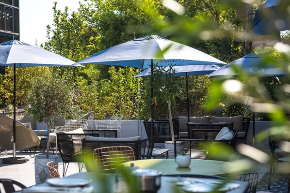 Frühstück, Mittagessen, Abendessen, Blick auf den Pool 