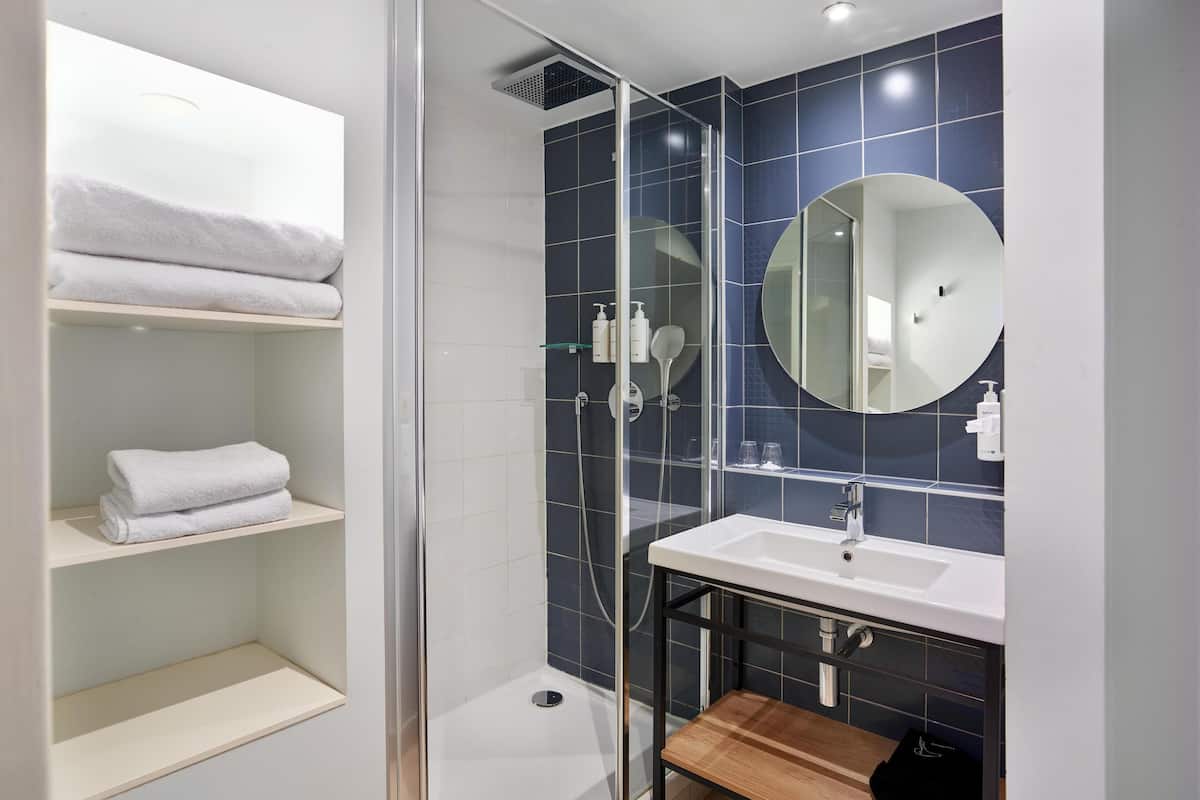 combined shower/bathtub, eco-friendly toiletries, hair dryer, slippers