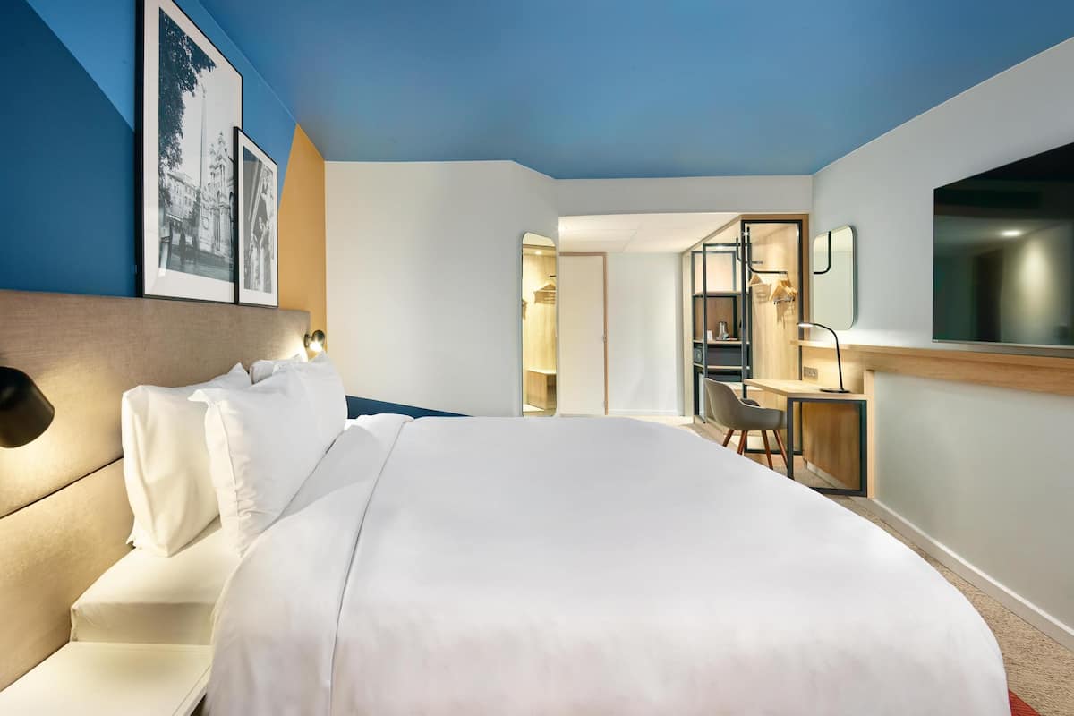 premium bedding, in-room safe, desk, laptop workspace