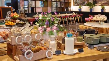 Sarapan bufet setiap hari (EUR 21 seorang)