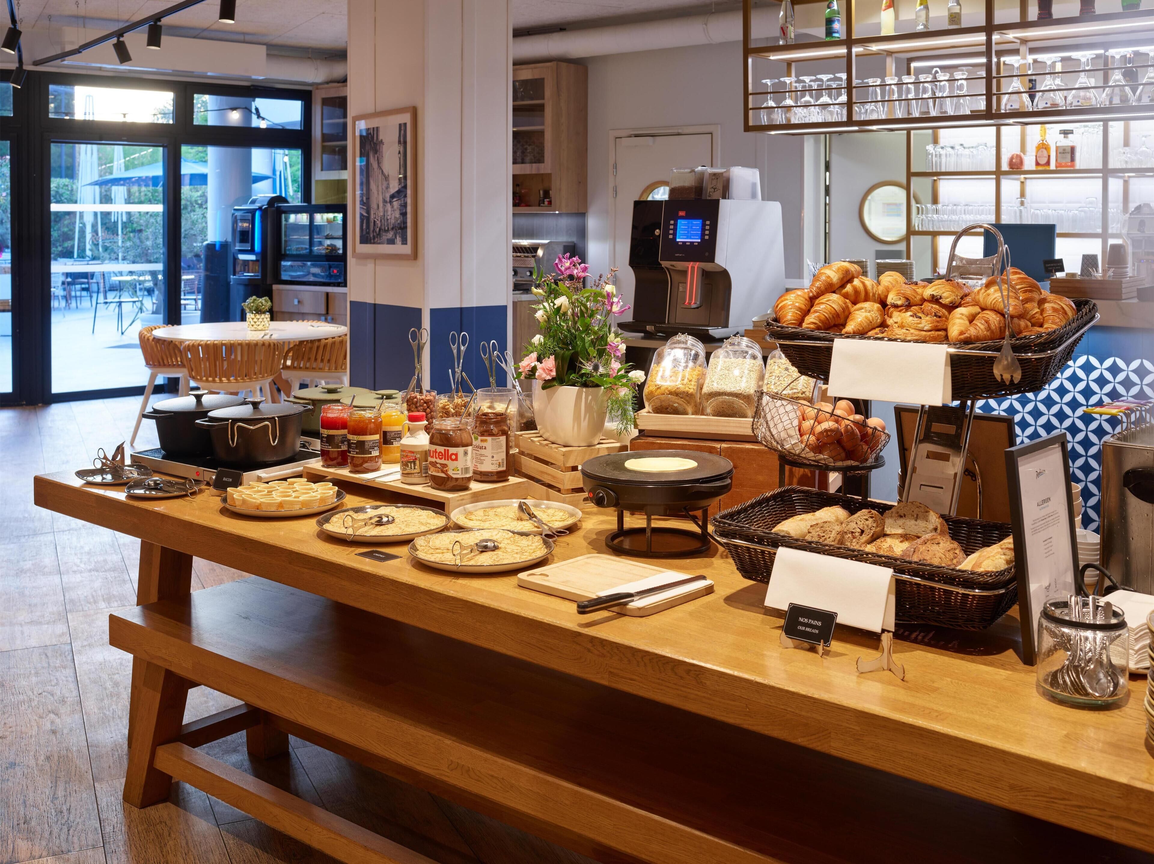 Un buffet garni de divers plats, une machine à café et un panneau indiquant : « Nous ne vendons pas de pain ici ».