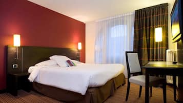 Una scrivania, insonorizzazione, ferro/asse da stiro, Wi-Fi gratuito