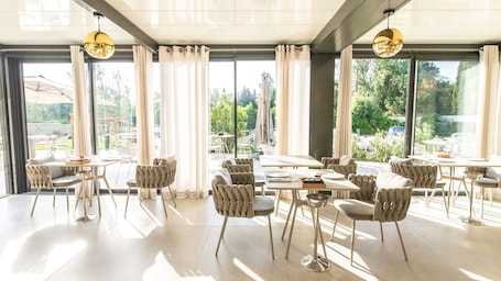Breakfast, lunch and dinner served. Ilot du Golf, BW Premier Collection