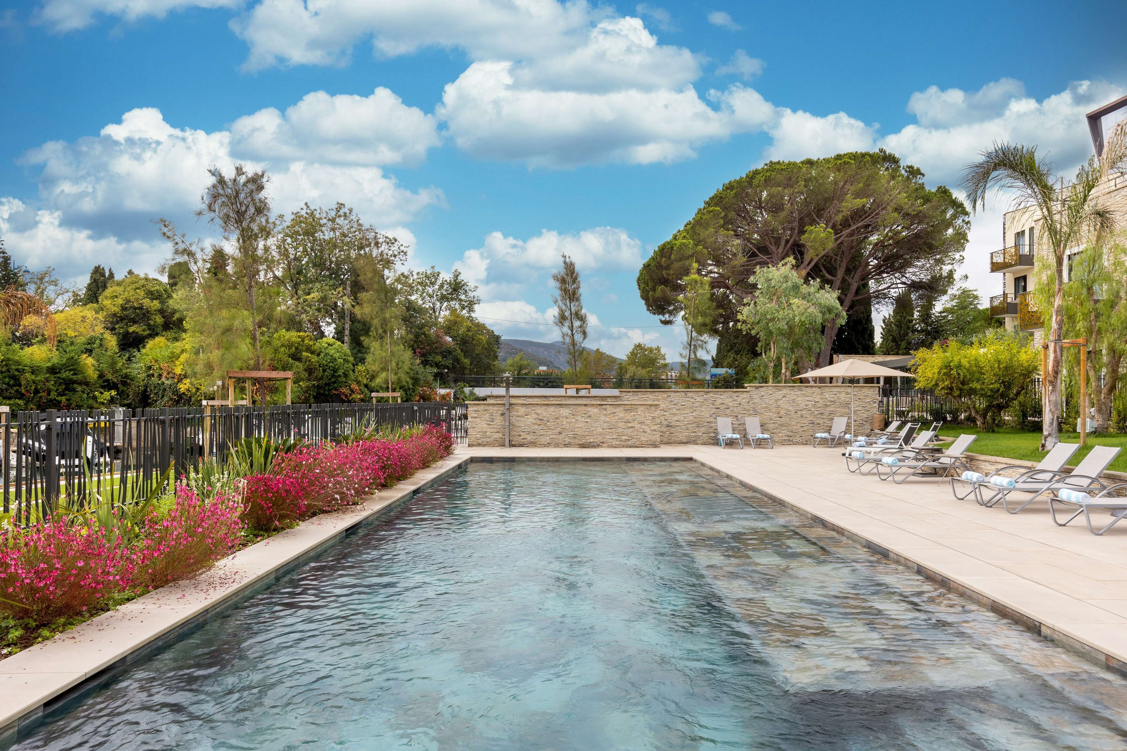 Outdoor pool, open 10:00 AM to 7:00 PM, sun loungers