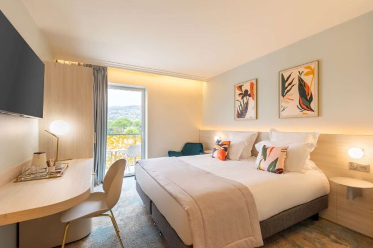 Deluxe Room, 1 Queen Bed, Non Smoking, Balcony (Twin Bed On Request)