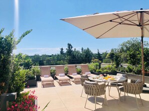 迷你吧、客房內保險箱、書桌、隔音