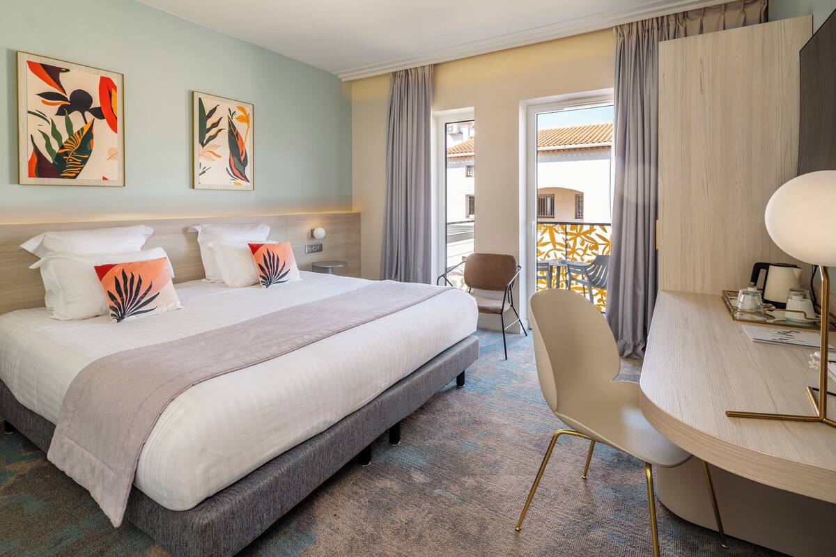 豪華客房, 1 張加大雙人床, 非吸煙房, 露台 (Twin bed on request) | 迷你吧、房內夾萬、書桌、隔音