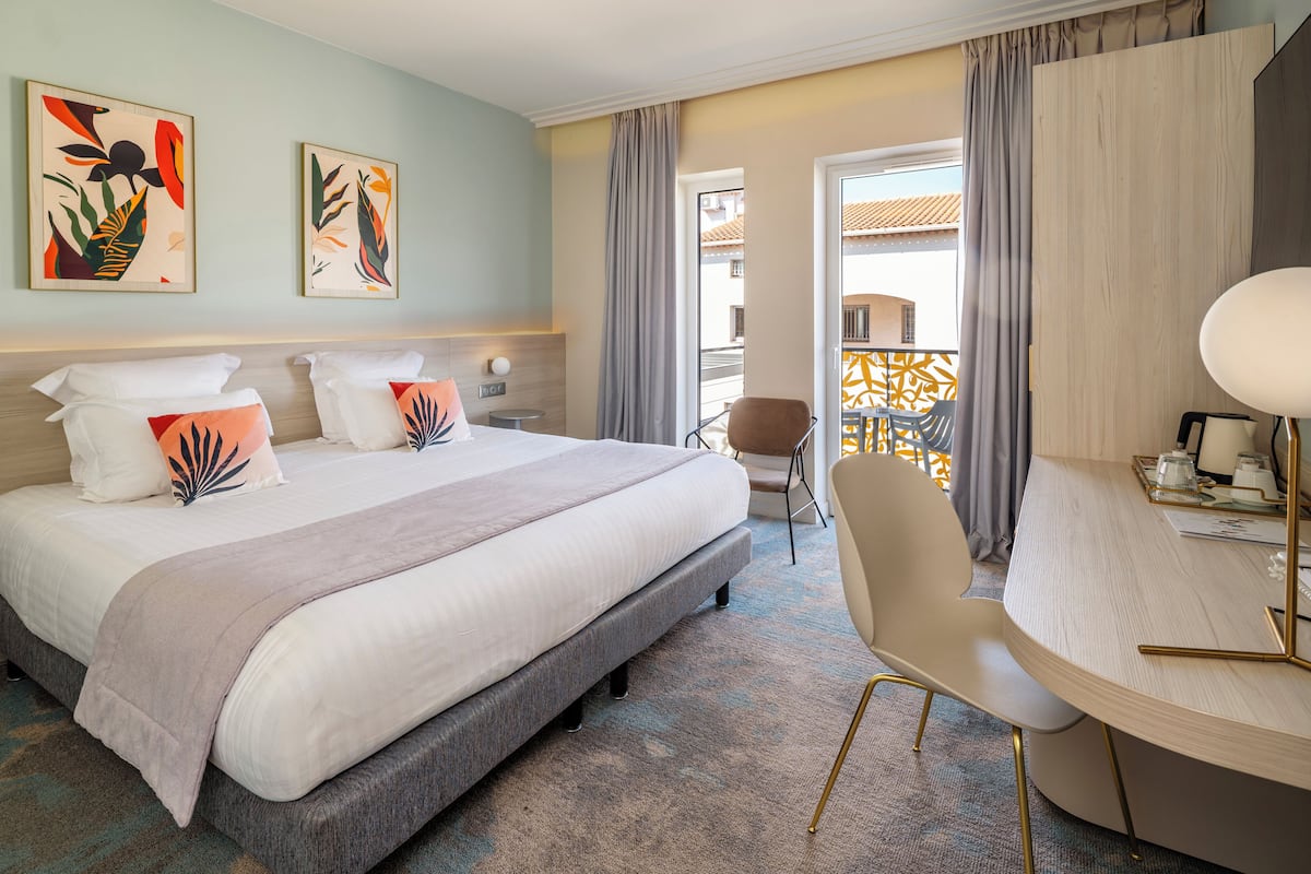 Deluxe-huone, 1 keskisuuri parisänky, tupakointi kielletty, parveke (Twin bed on request) | Minibaari, tallelokero huoneessa, työpöytä, äänieristys