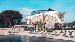 Piscine extérieure, accès possible de 10 h à 19 h, chaises longues