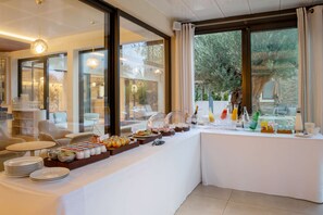 Daily continental breakfast (EUR 21 per person)