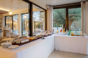 Tägliches kontinentales Frühstück (21 EUR pro Person)