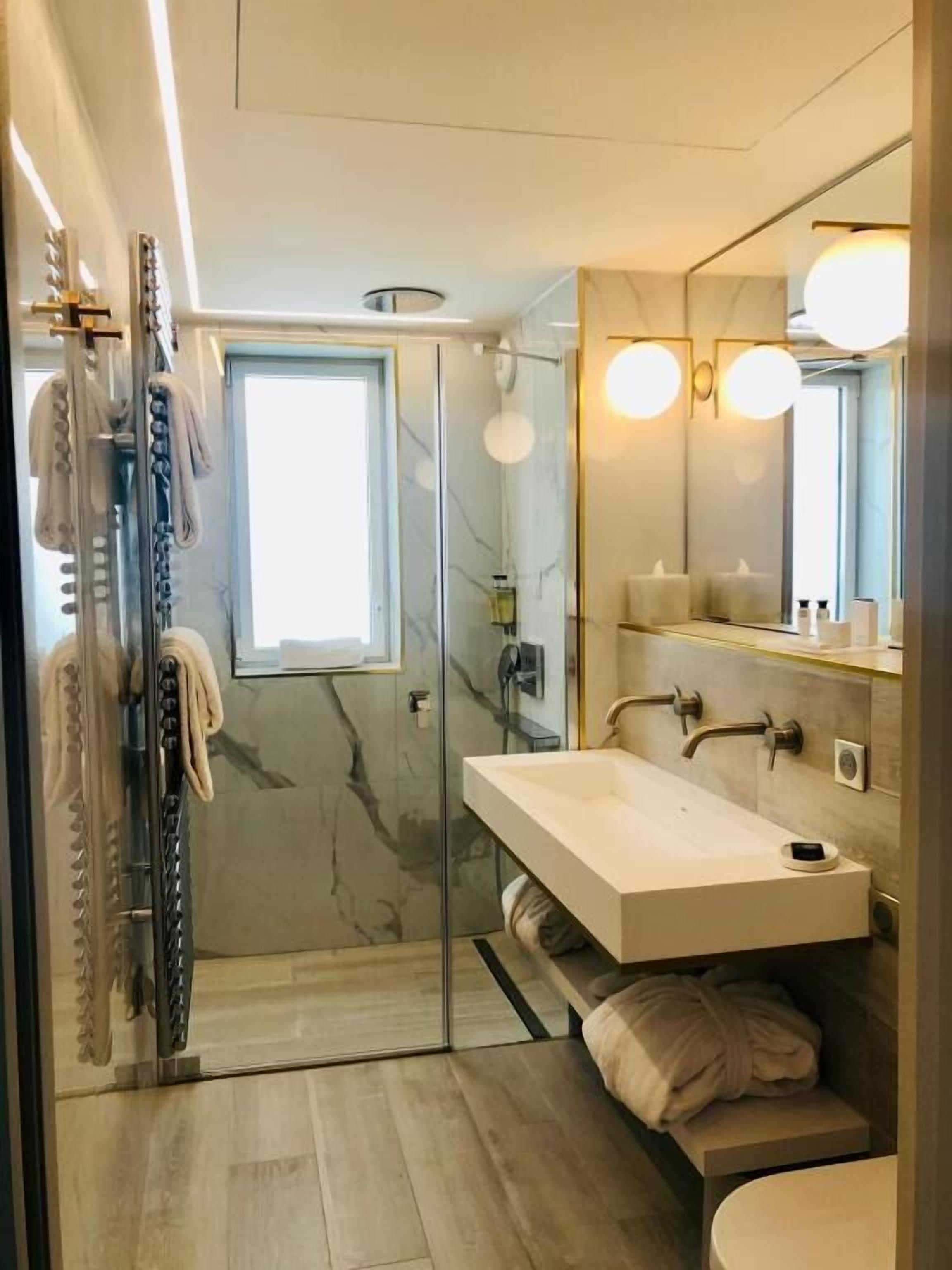 suite, 1 king bed, non smoking, balcony | 1 bedroom, minibar, in-room safe, desk