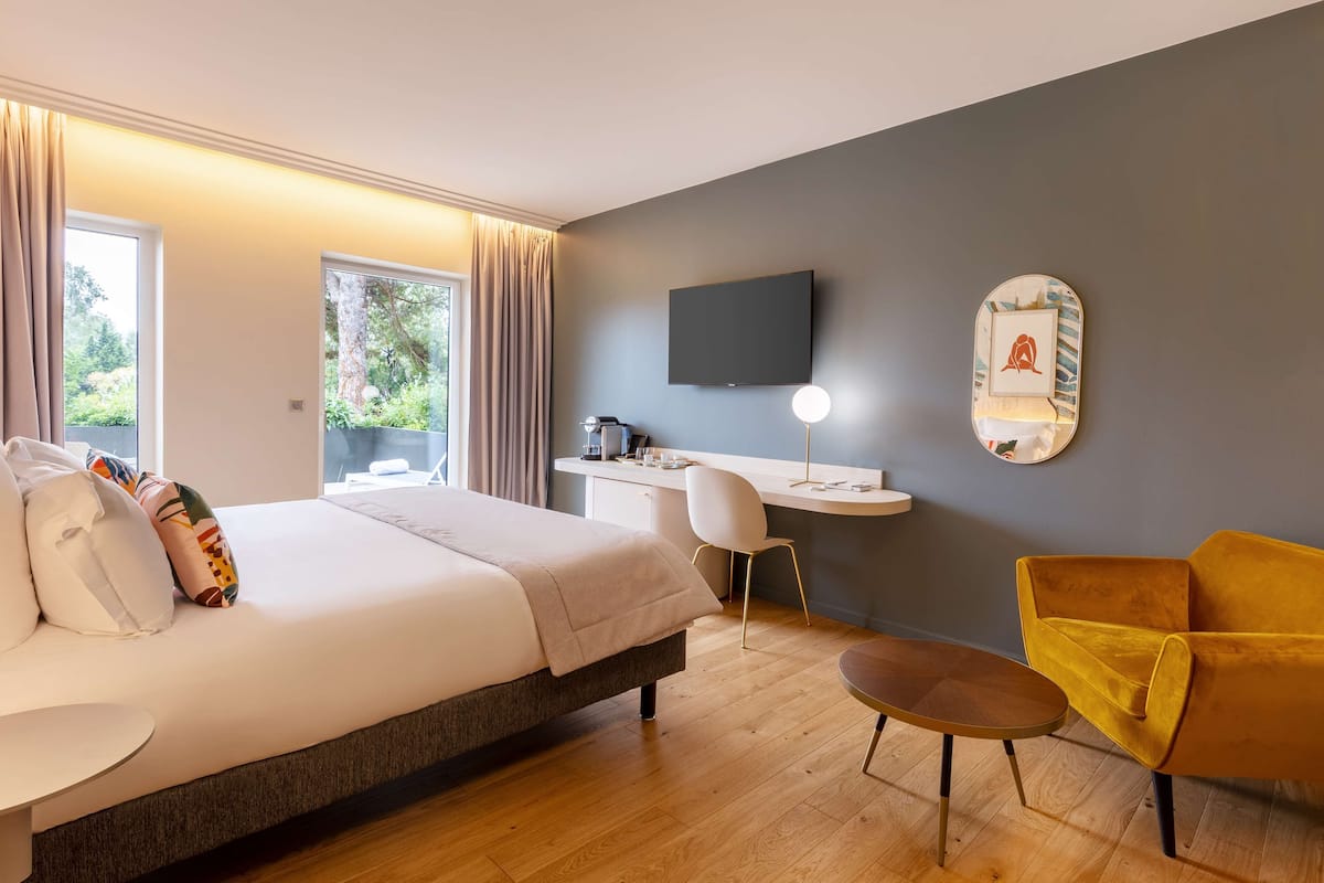 Exclusive Room, 1 King Bed, Non Smoking | 1 bedroom, minibar, in-room safe, desk