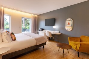 Exclusive Room, 1 King Bed, Non Smoking | 1 bedroom, minibar, in-room safe, desk