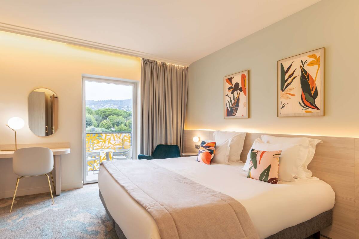 豪華客房, 1 張特大雙人床, 非吸煙房 (Twin bed on request) | 迷你吧、房內夾萬、書桌、隔音