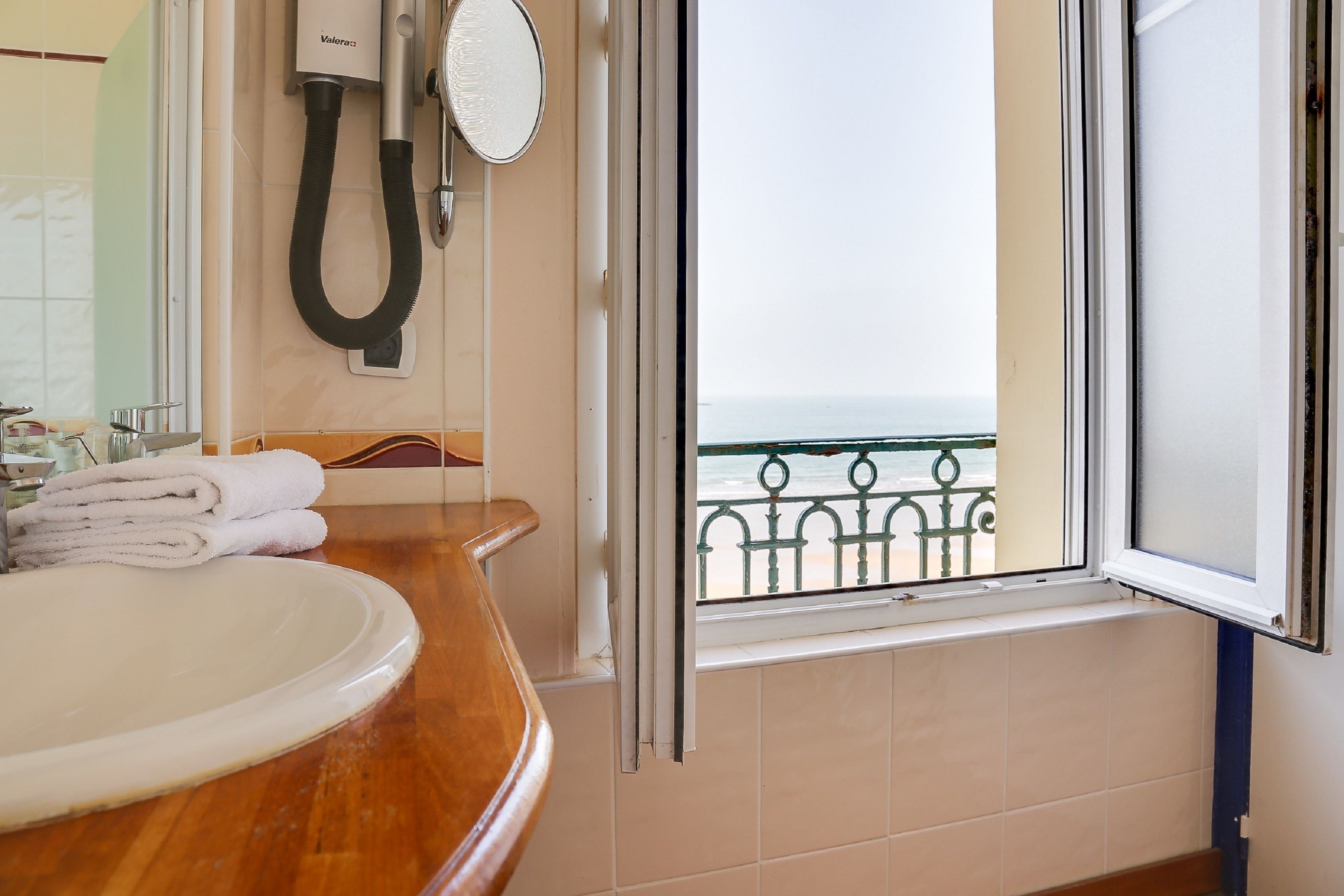 superior double room, sea view | bathroom | eco-friendly toiletries, hair dryer, towels