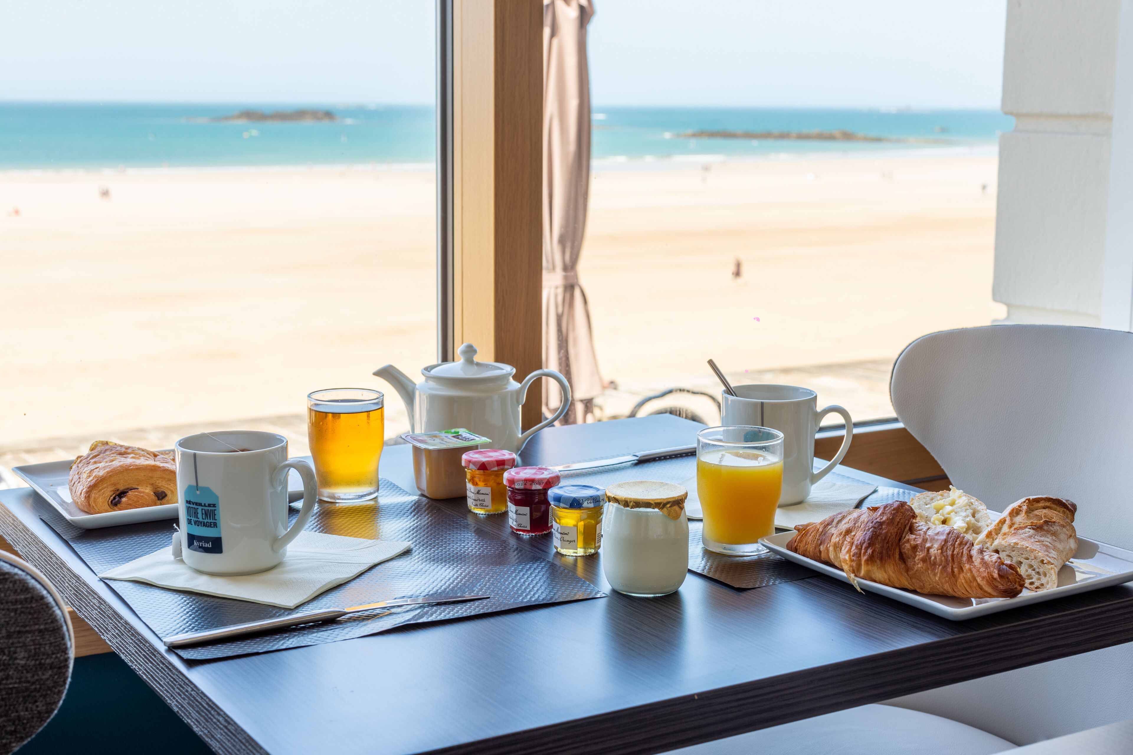 Petit déjeuner buffet (14 EUR par personne)