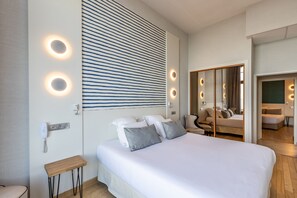 Escritorio, cortinas blackout y sistema de insonorización 