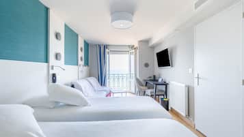 Vierpersoonskamer, uitzicht op zee (for 4) | 1 slaapkamer, een bureau, verduisterende gordijnen, geluiddichte muren