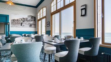 Tägliches Frühstücksbuffet (13 EUR pro Person)