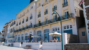 Un hôtel doté d’une terrasse et d’une enseigne indiquant qu’il s’agit d’un hôtel.