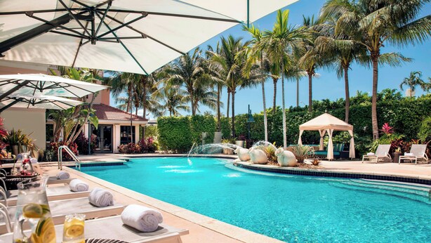 A pool area with lounge chairs, umbrellas, and a gazebo. - Renaissance Fort Lauderdale Marina Hotel (Fort Lauderdale)