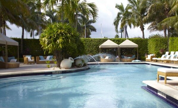 Una piscina al aire libre, cabañas de piscina gratuitas, sombrillas