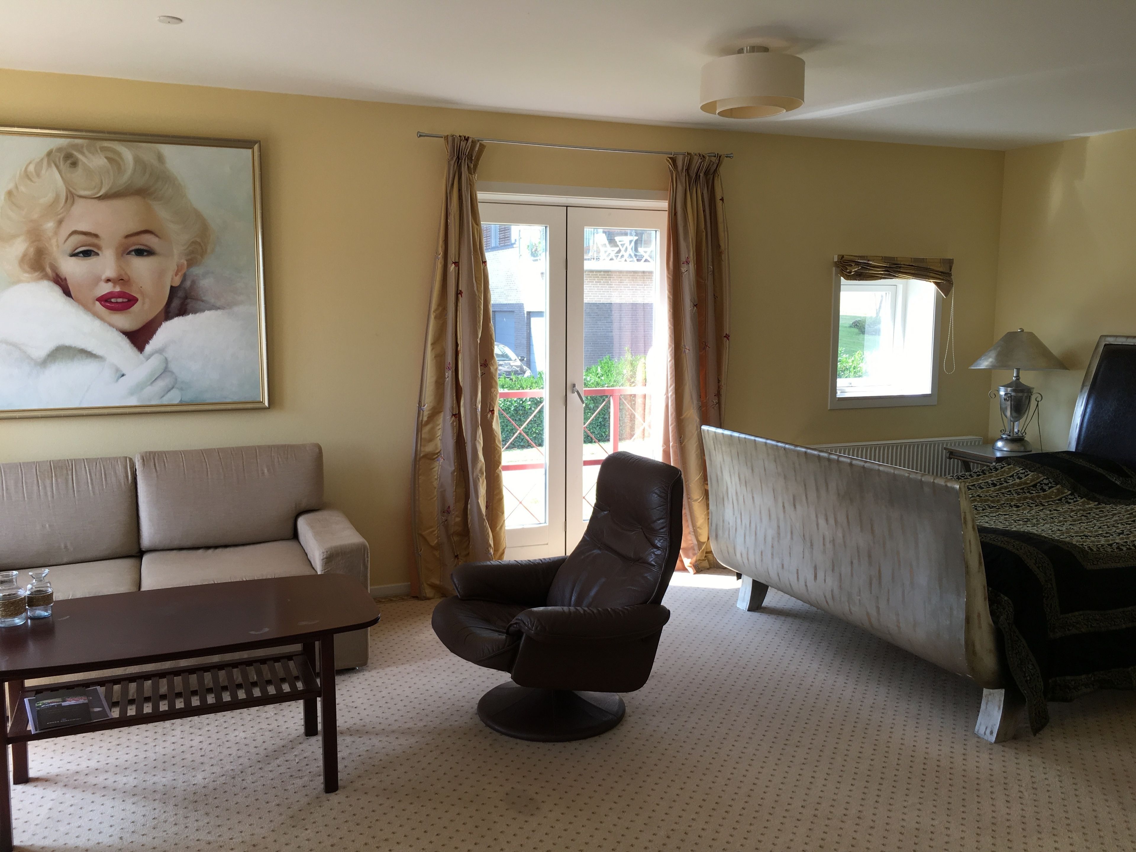 suite | desk, free wifi, bed sheets, wheelchair access