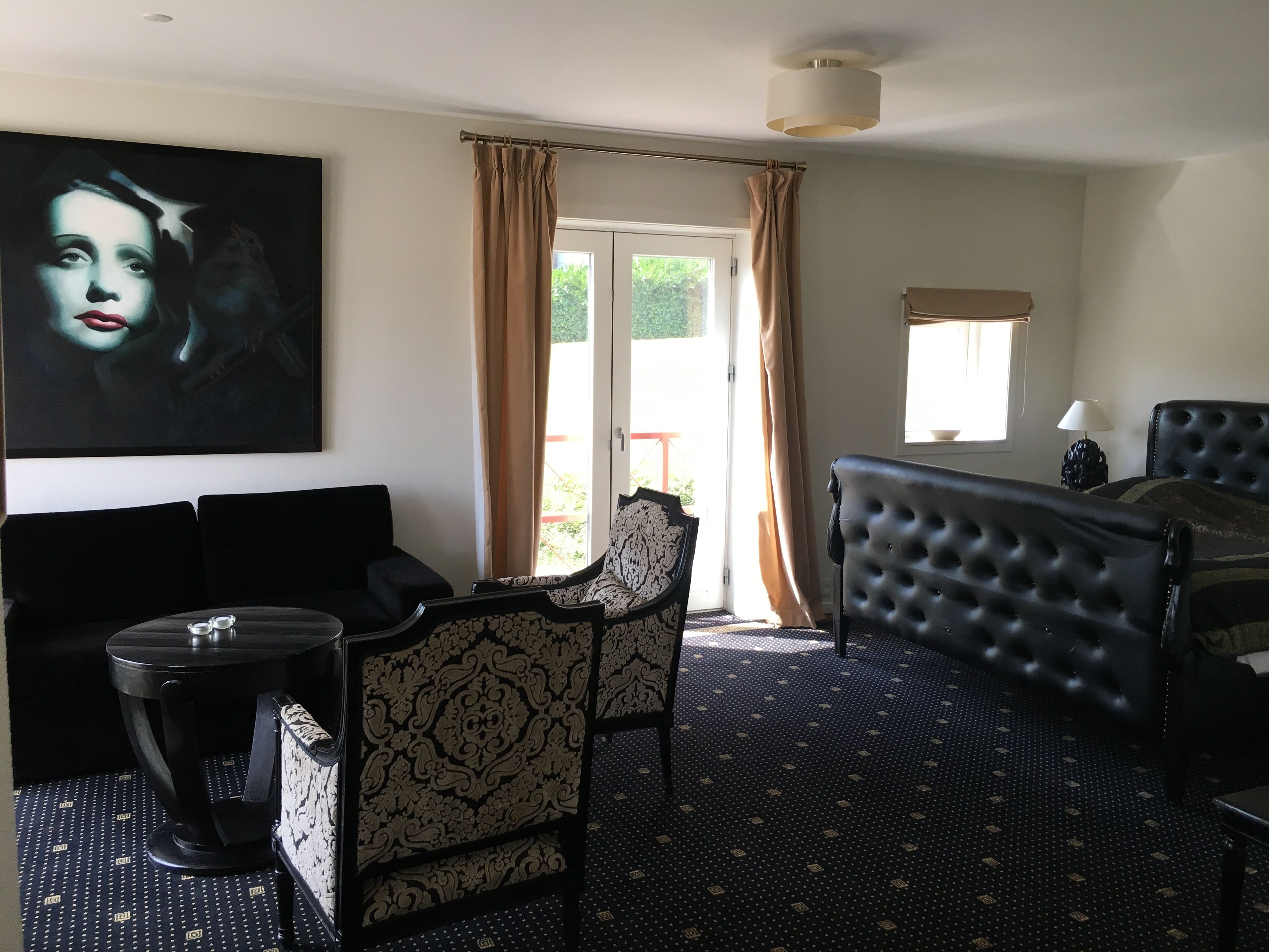 suite | desk, free wifi, bed sheets, wheelchair access