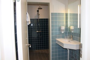 Suite | Bathroom | Shower, free toiletries, hair dryer, towels
