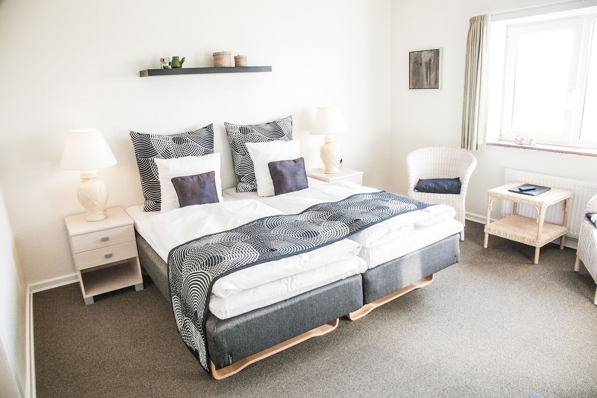 Premium bedding, iron/ironing board, free WiFi, bed sheets