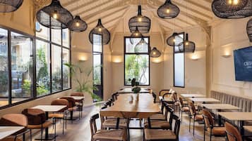 Café da manhã com buffet todos os dias (EUR 16 por pessoa)