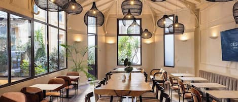 Tägliches Frühstücksbuffet (16 EUR pro Person)