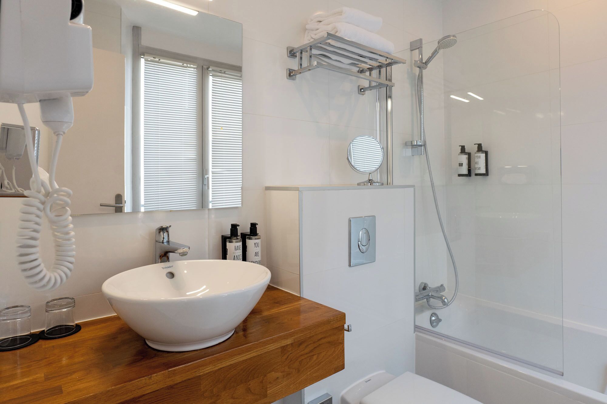 Habitación triple, balcón | Baño | Artículos de higiene personal gratuitos, secador de pelo y toallas