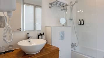 Habitación triple, balcón | Baño | Artículos de higiene personal gratuitos, secador de pelo y toallas