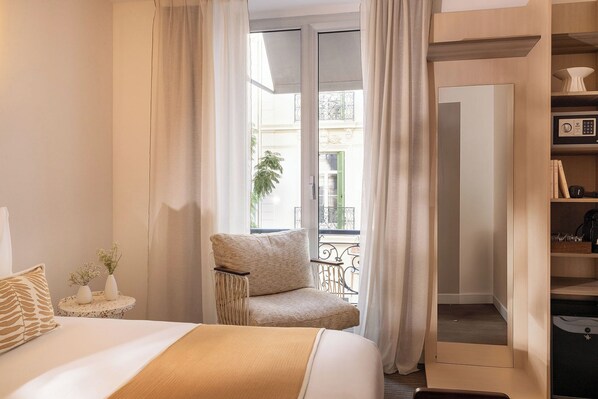 Individually furnished, desk, laptop workspace, free WiFi