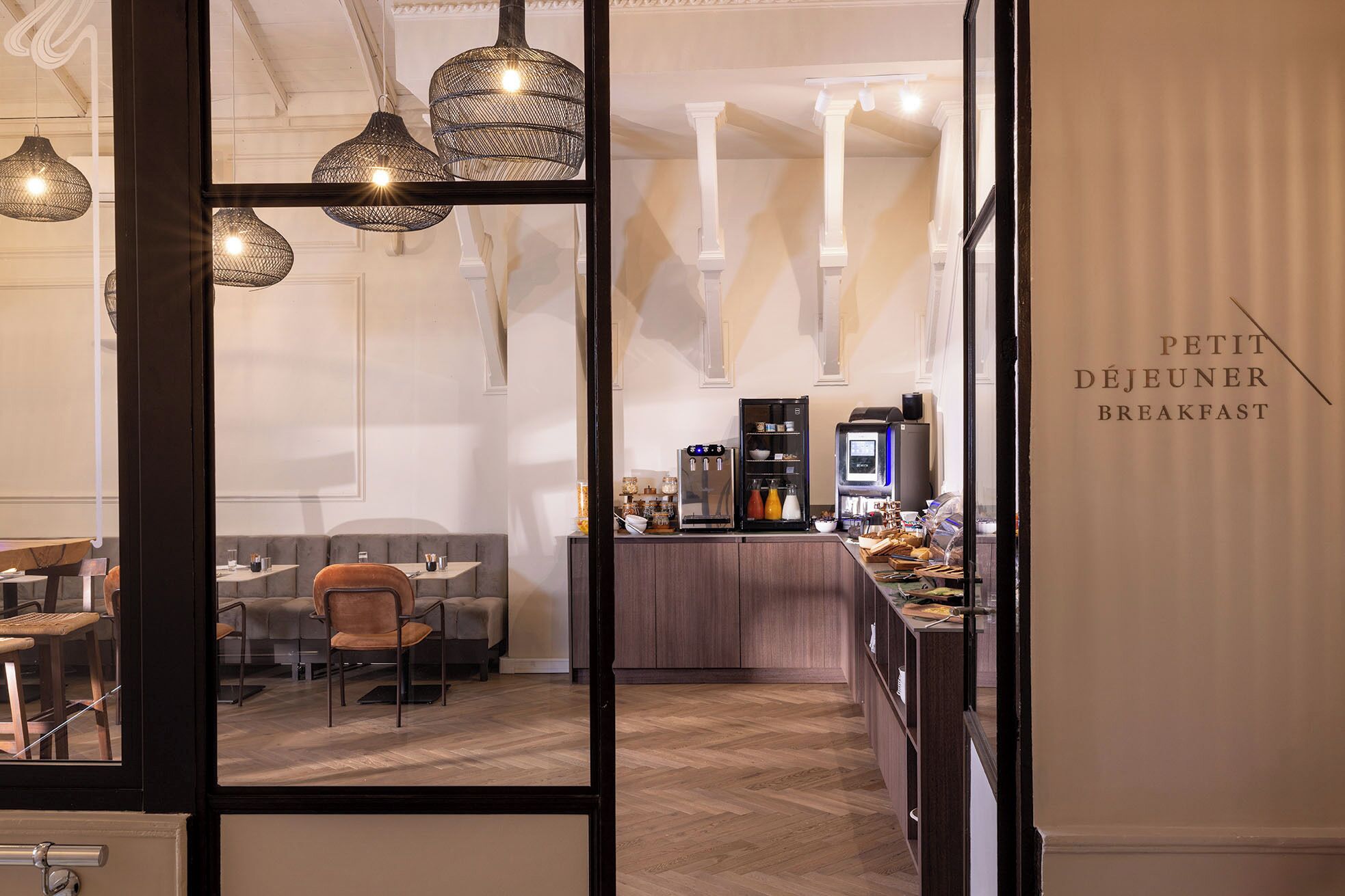 Tägliches Frühstücksbuffet (16 EUR pro Person)