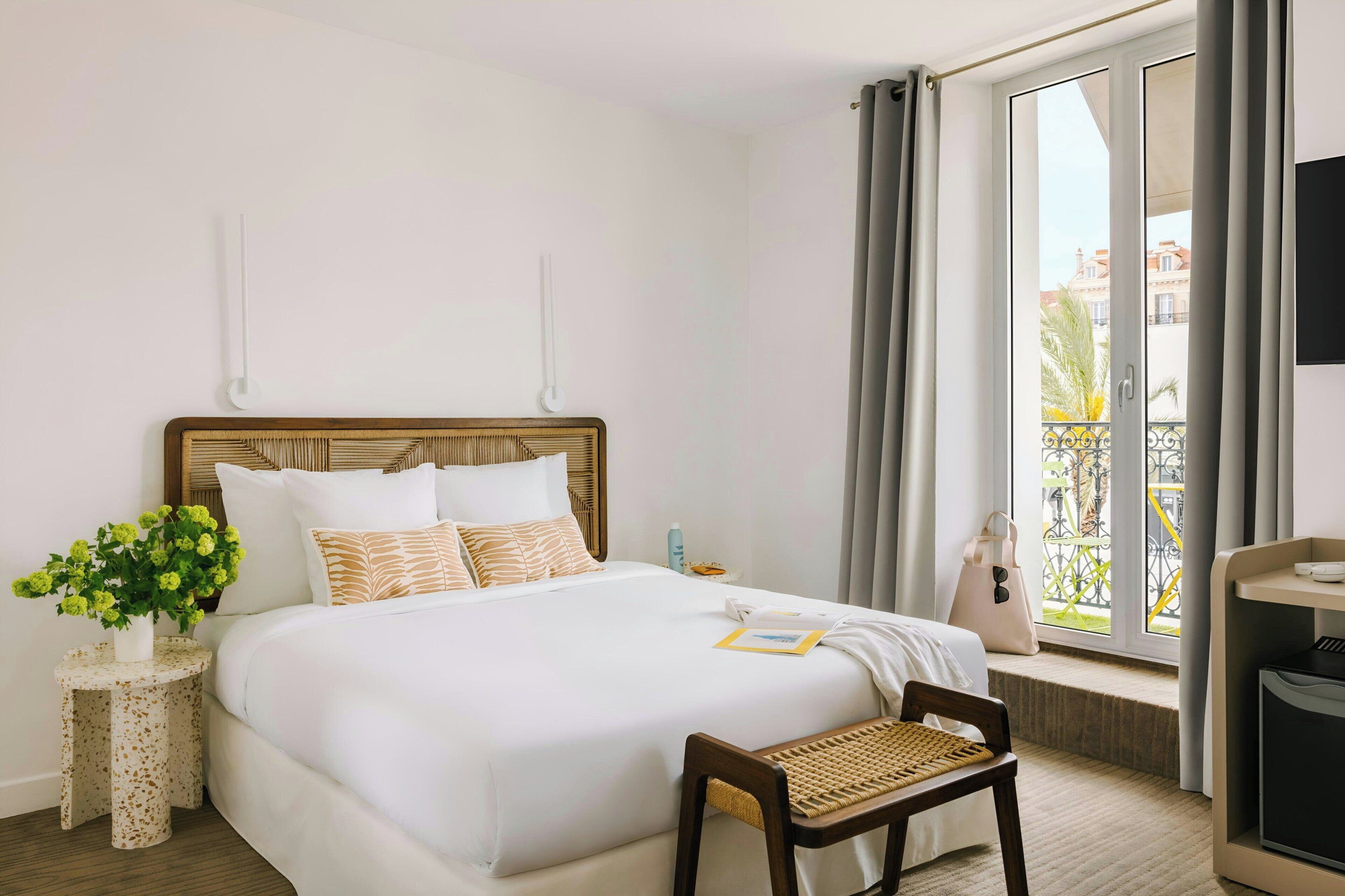 Individuell eingerichtet, Schreibtisch, laptopgeeigneter Arbeitsplatz