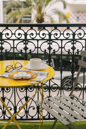 Trang bị nội thất với thiết kế riêng biệt, bàn 