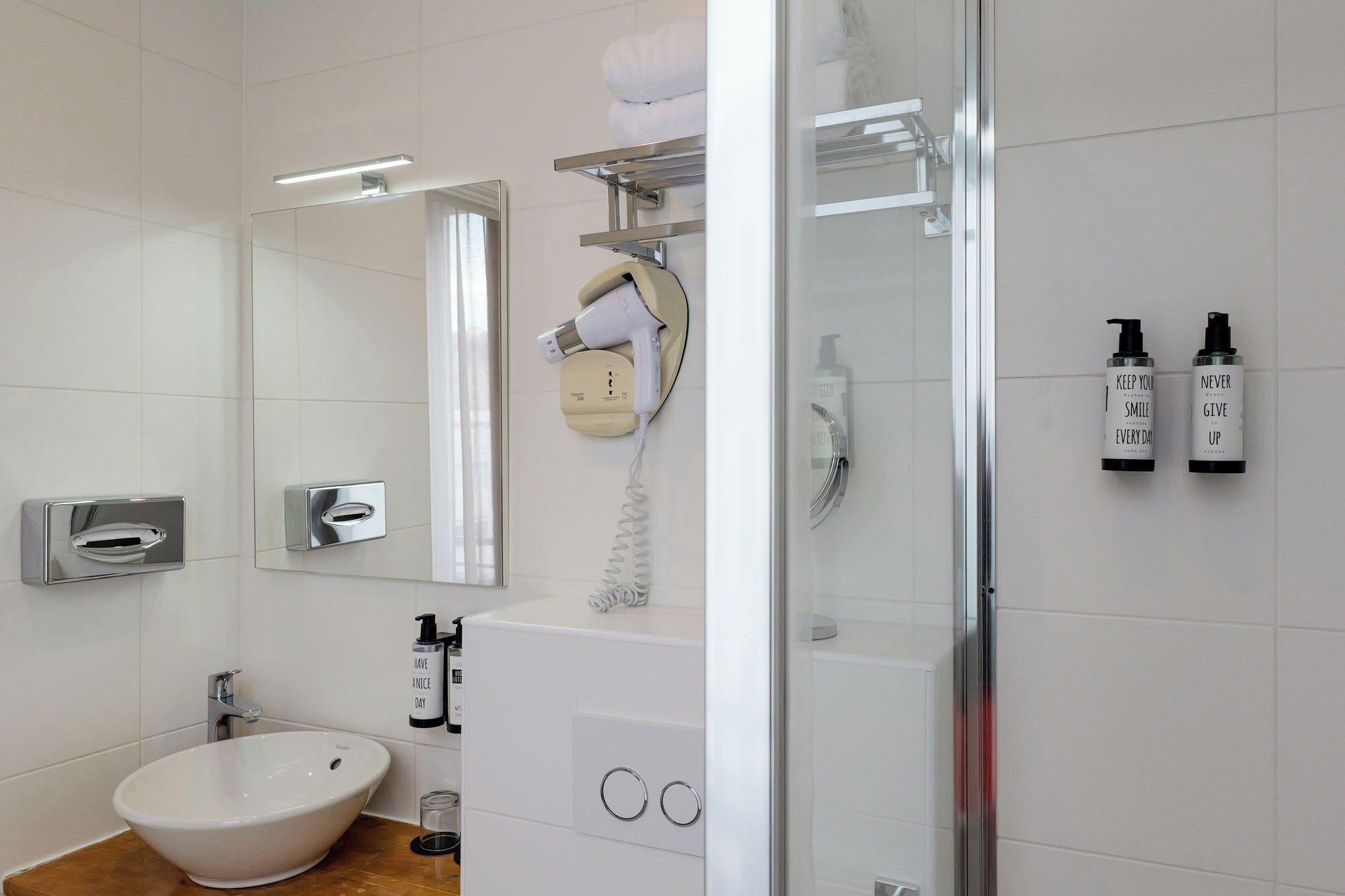 Gratis toiletartikelen, een haardroger, handdoeken, zeep