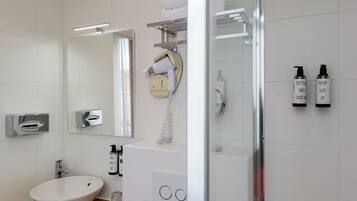 Gratis toiletartikelen, een haardroger, handdoeken, zeep