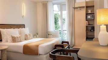 Trang bị nội thất với thiết kế riêng biệt, bàn