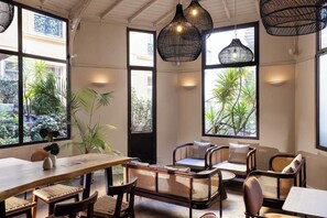 Desayuno buffet diario (EUR 15 por persona)